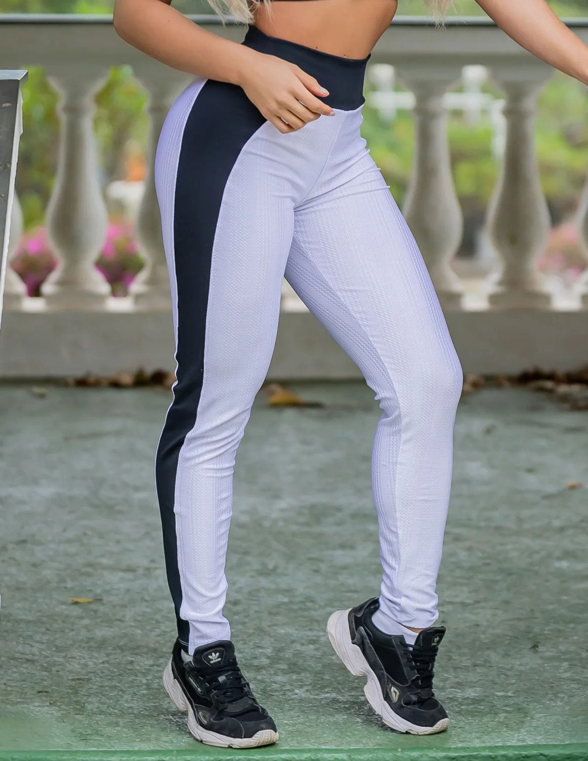 Calça de Poliamida Branca Texturizada com Recortes Pretos | Ref: 3.3.2526-0102