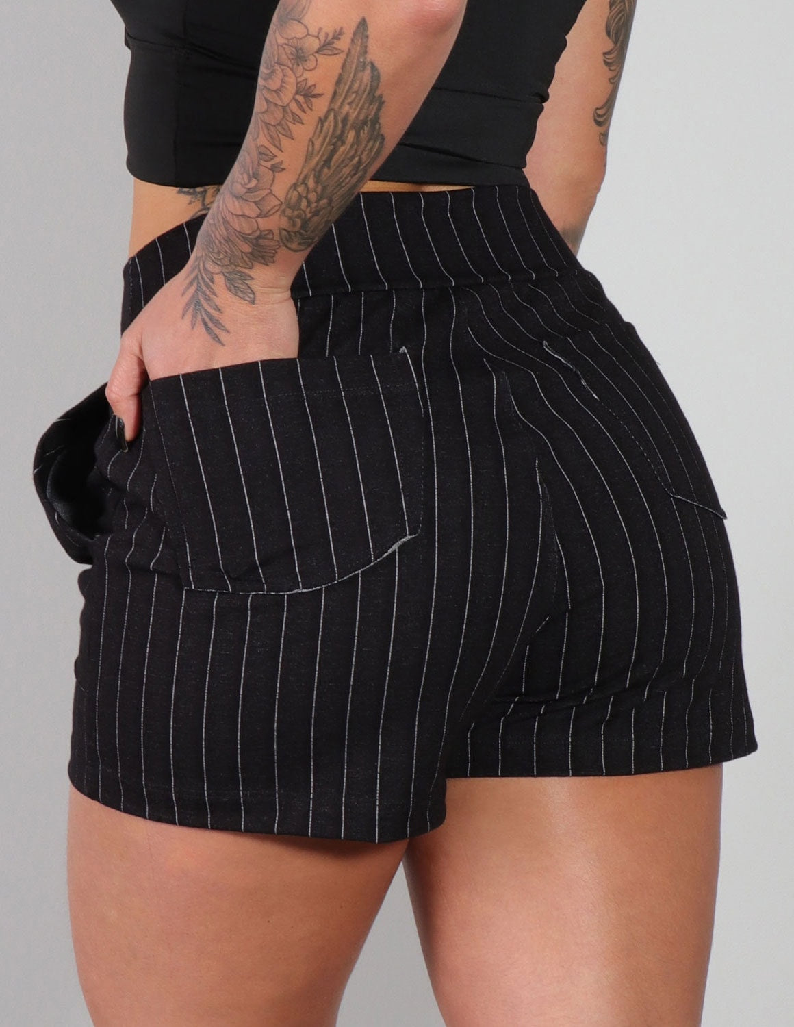 Short Feminino Estilo Alfaiataria com Risca de Giz e Bolsos | Ref: 3.3.2528-3147
