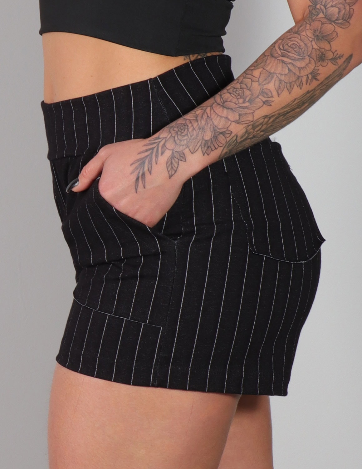 Short Feminino Estilo Alfaiataria com Risca de Giz e Bolsos | Ref: 3.3.2528-3147
