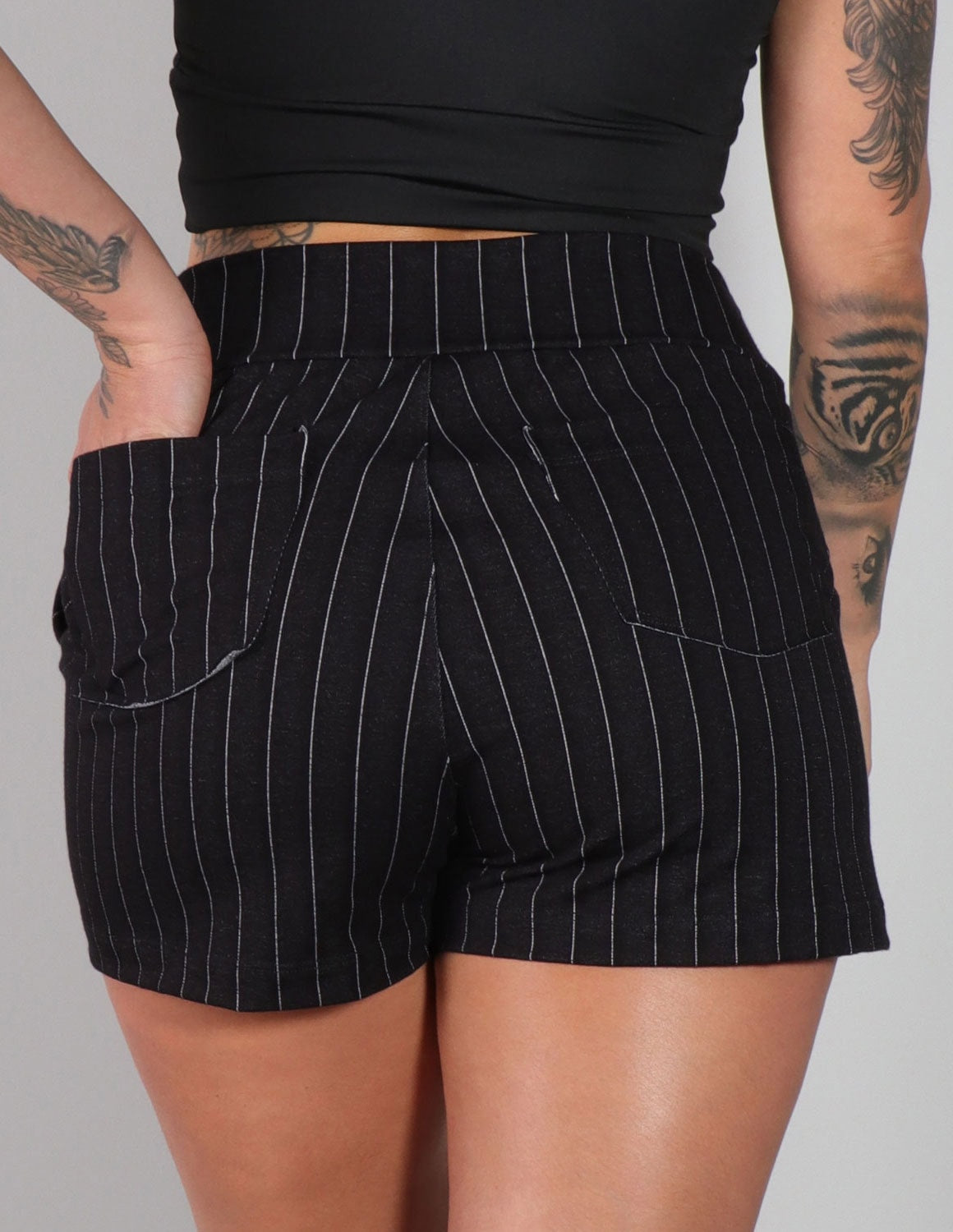 Short Feminino Estilo Alfaiataria com Risca de Giz e Bolsos | Ref: 3.3.2528-3147