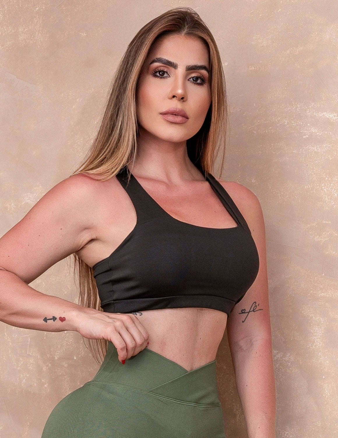Top Fitness Feminino com Bojo e Alças Cruzadas | Ref: 4.4.1590-01