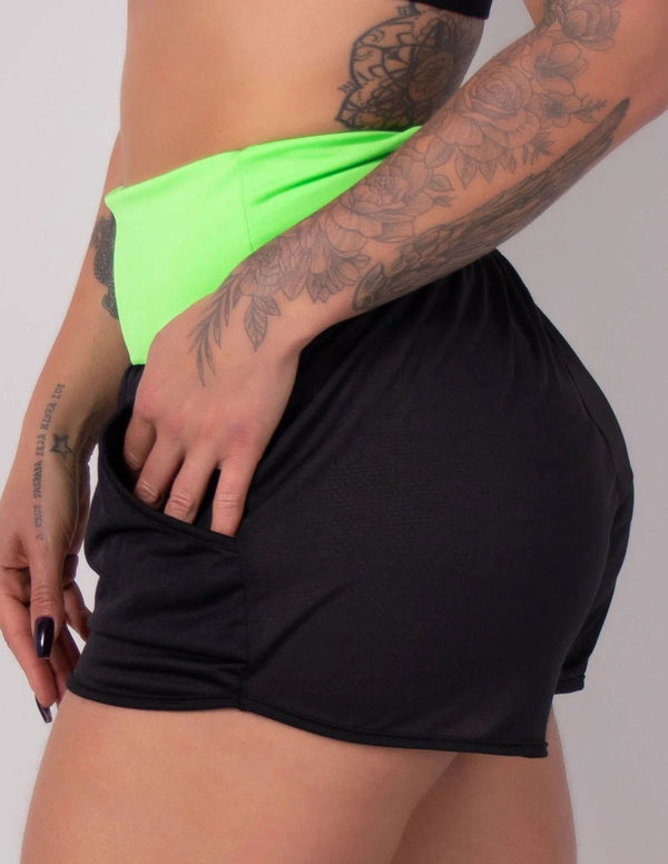 Short Fitness Dry Fit Preto com Bolsos e Cós Verde | Ref: 4.4.1722-0105