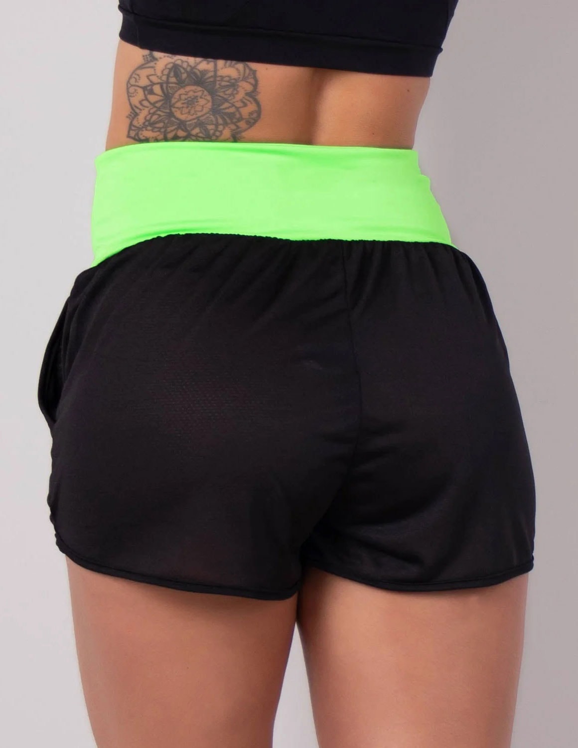 Short Fitness Dry Fit Preto com Bolsos e Cós Verde | Ref: 4.4.1722-0105