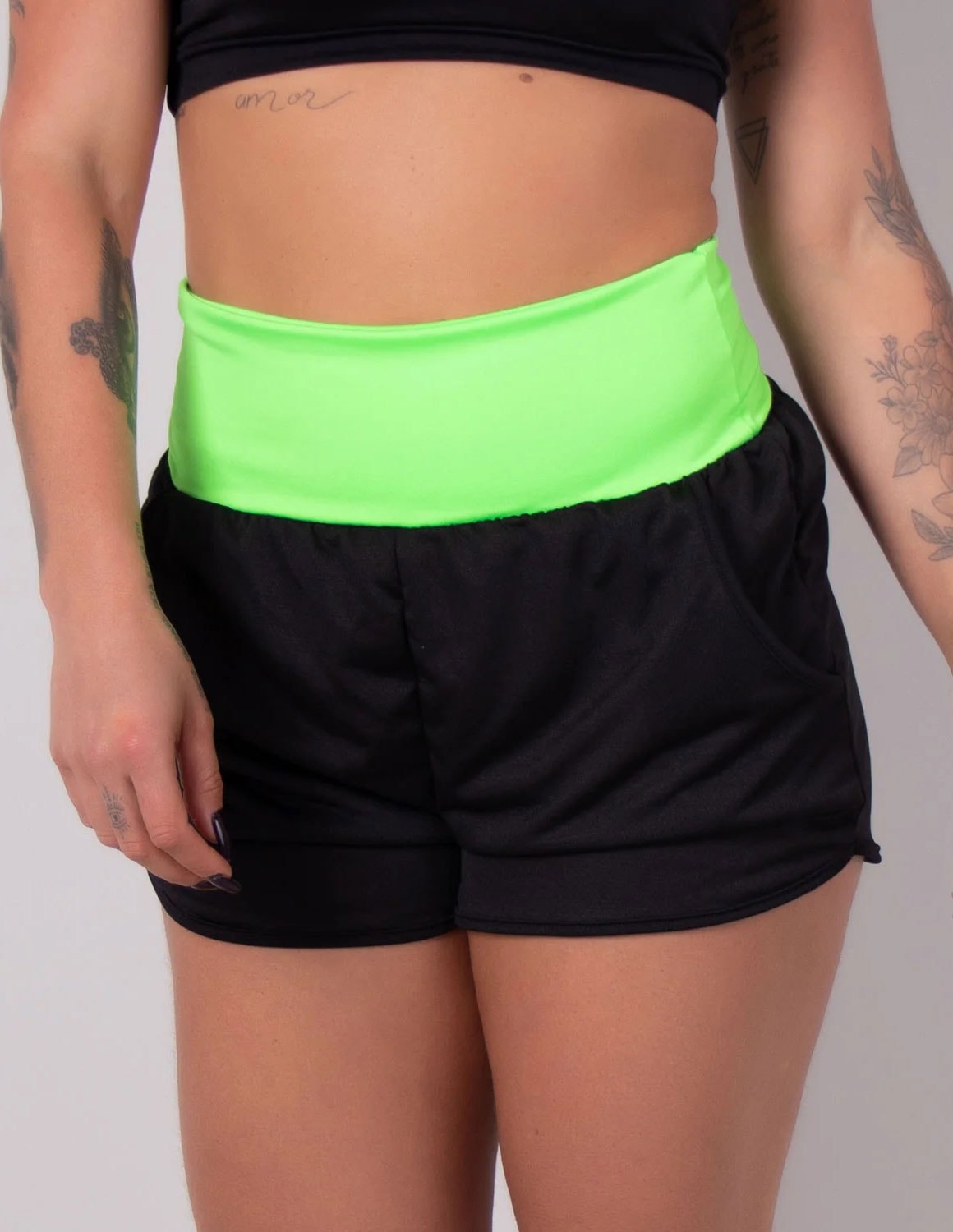 Short Fitness Dry Fit Preto com Bolsos e Cós Verde | Ref: 4.4.1722-0105