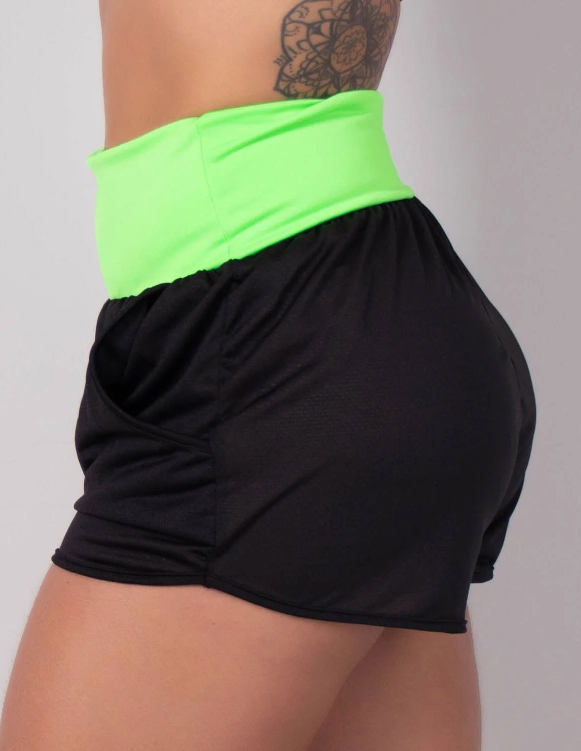 Short Fitness Dry Fit Preto com Bolsos e Cós Verde | Ref: 4.4.1722-0105