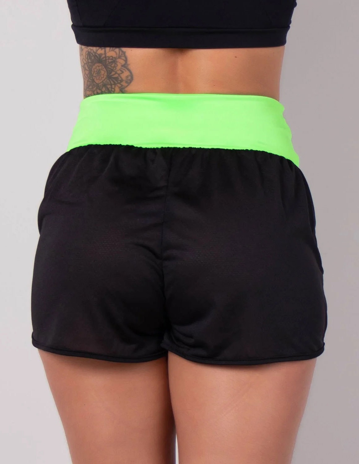 Short Fitness Dry Fit Preto com Bolsos e Cós Verde | Ref: 4.4.1722-0105