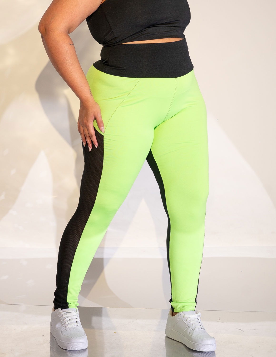 Calça Plus Size Preta e Verde Neon com Tela nas Laterais | Ref: 4.4.1768-0132