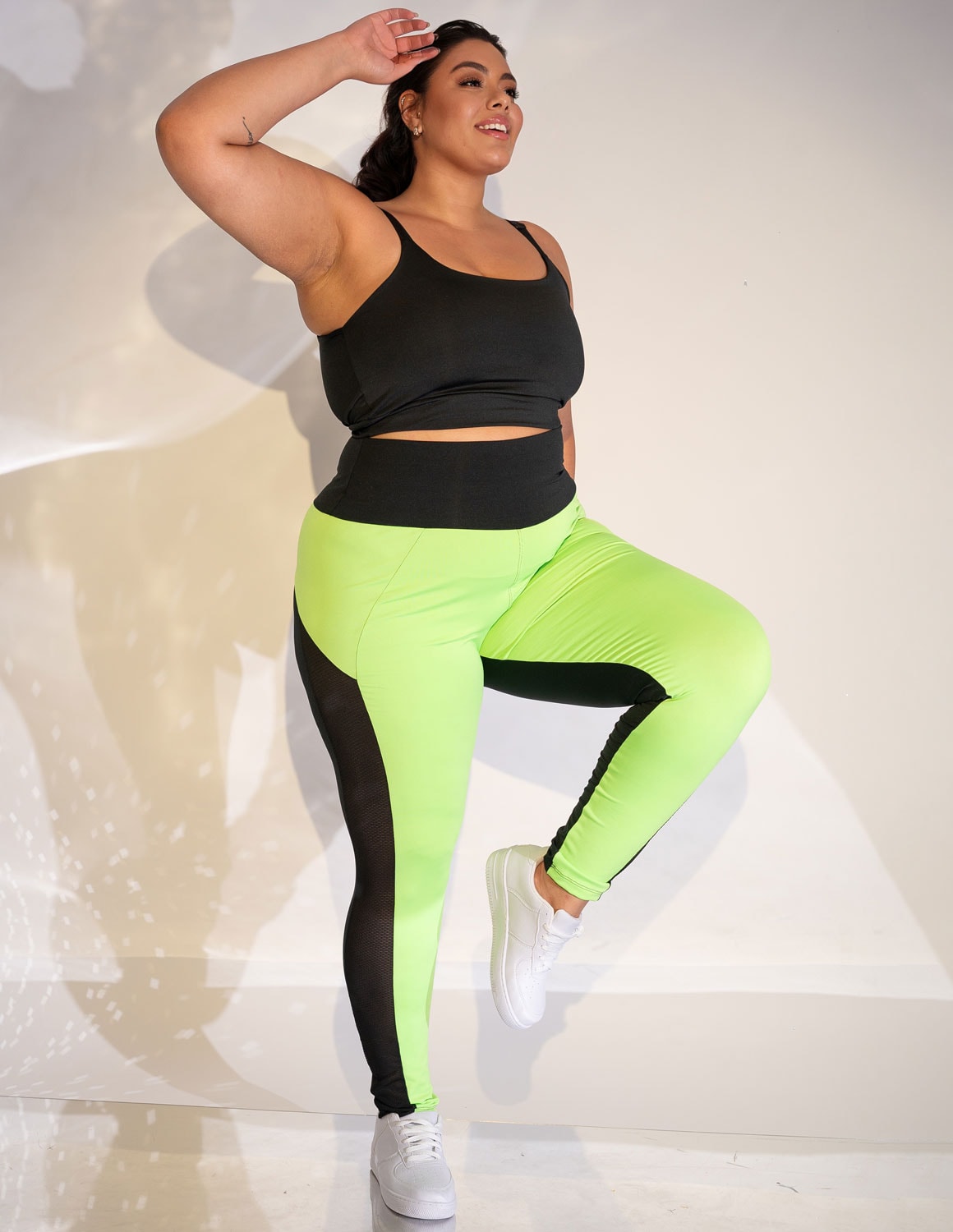 Calça Plus Size Preta e Verde Neon com Tela nas Laterais | Ref: 4.4.1768-0132