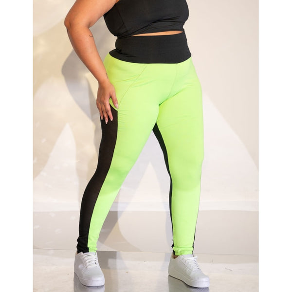 Calça Plus Size Preta e Verde Neon com Tela nas Laterais | Ref: 4.4.1768-0132
