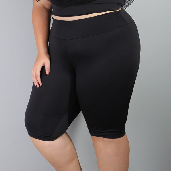 Bermuda Preta Plus Size com Cós Médio