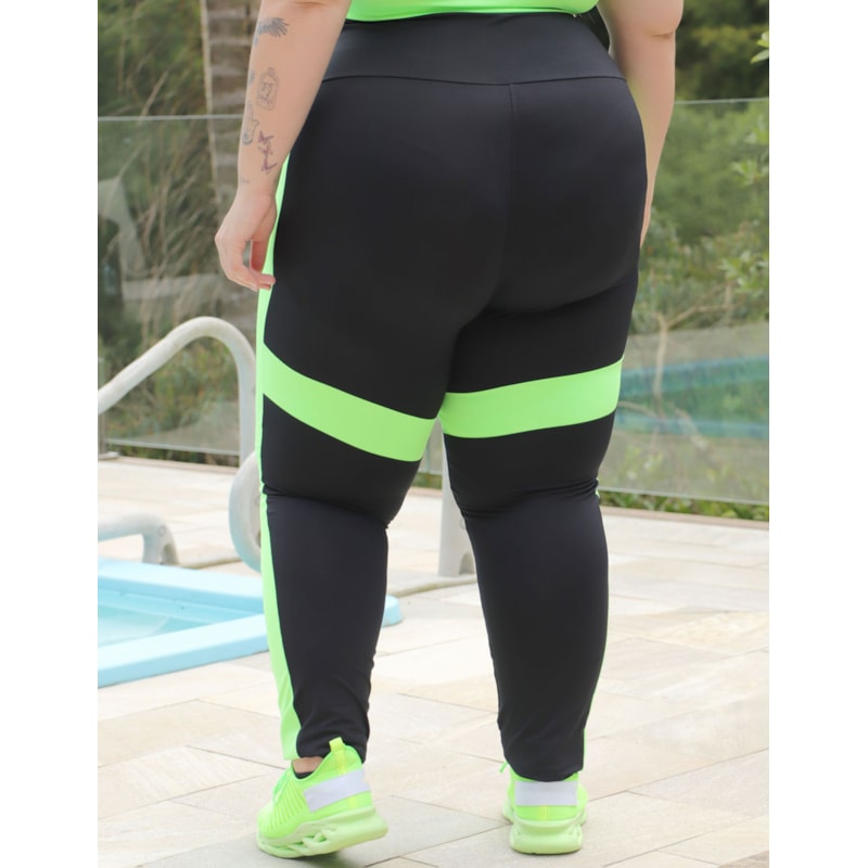 Calça Plus Size Preta com Recortes Verde Neon | Ref: 4.4.4132-0132