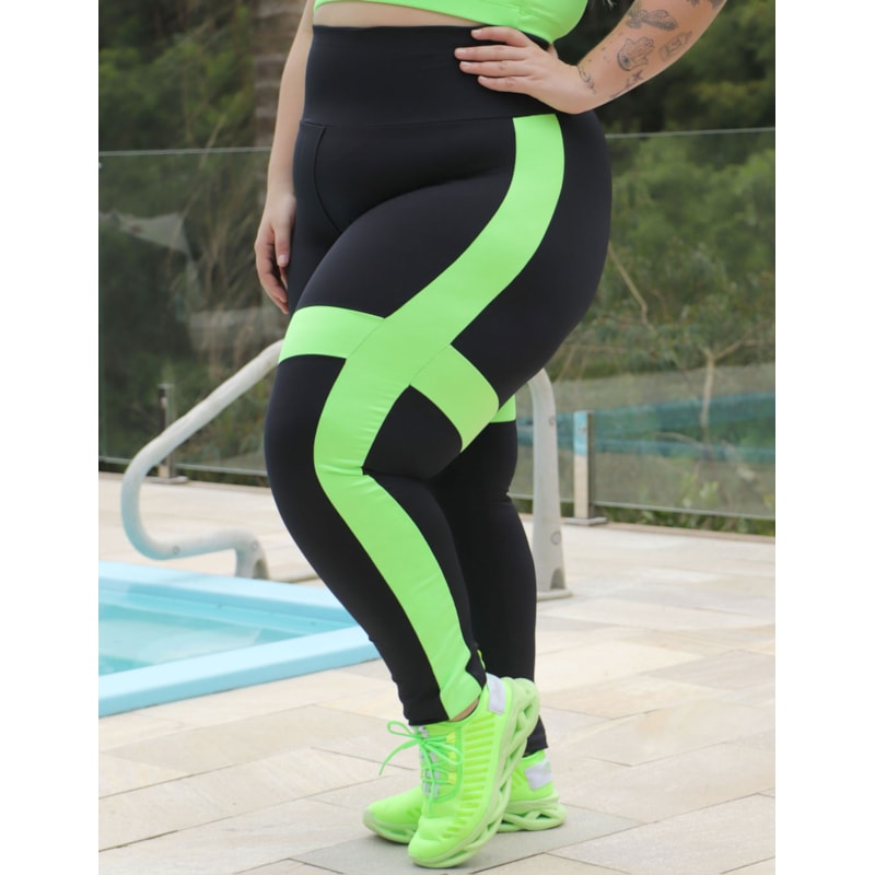 Calça Plus Size Preta com Recortes Verde Neon | Ref: 4.4.4132-0132