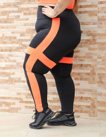 Calça Fitness Plus Size Preta com Recortes Laranja Neon | Ref: 4.4.4132-0137