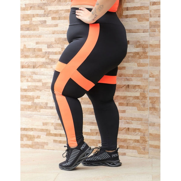 Calça Fitness Plus Size Preta com Recortes Laranja Neon | Ref: 4.4.4132-0137