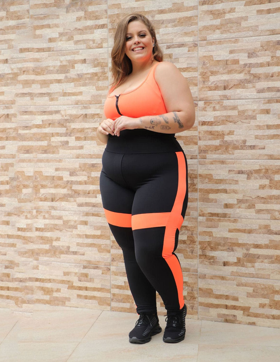 Calça Fitness Plus Size Preta com Recortes Laranja Neon | Ref: 4.4.4132-0137