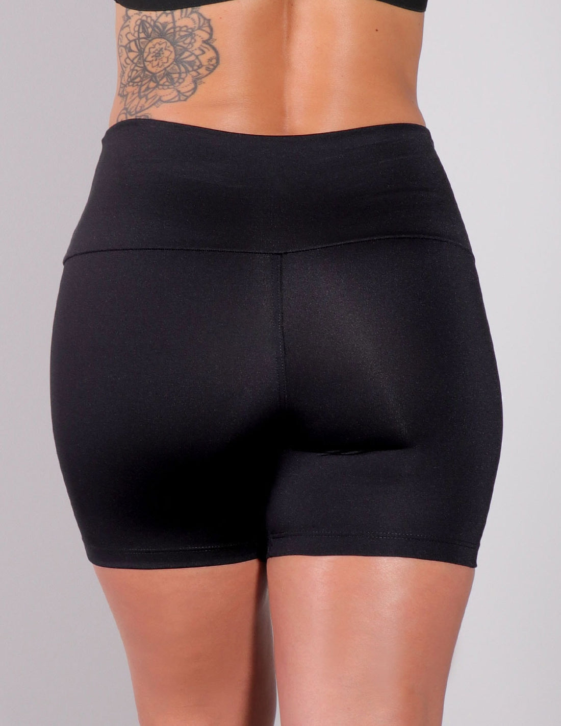 Short Preto com Recortes Vermelhos com Brilho | Ref: 4.4.4198-0111
