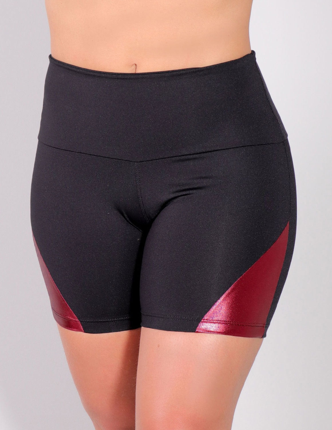 Short Preto com Recortes Vermelhos com Brilho | Ref: 4.4.4198-0111