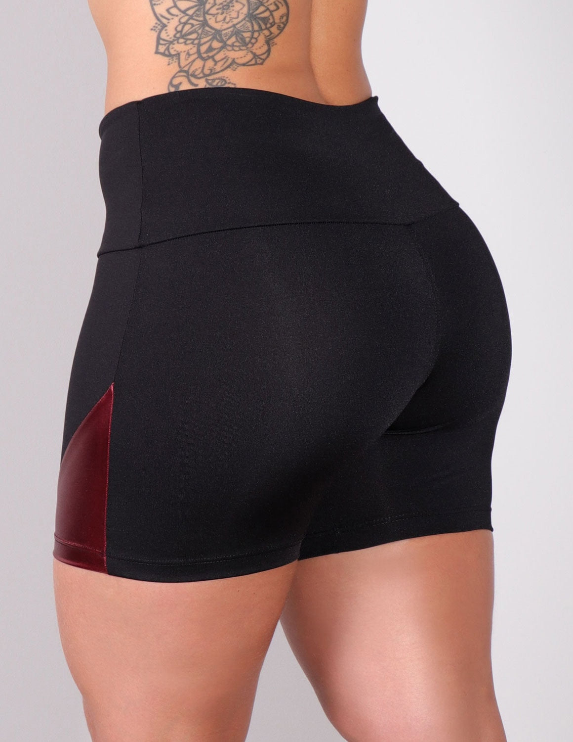 Short Preto com Recortes Vermelhos com Brilho | Ref: 4.4.4198-0111