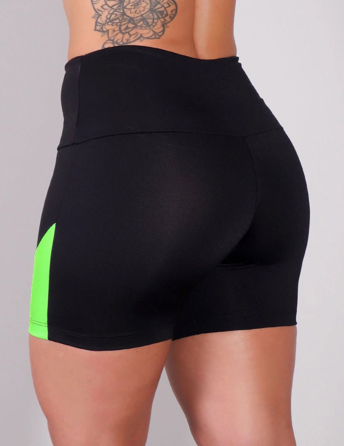 Short Preto com Recortes Verde Neon | Ref: 4.4.4198-0132