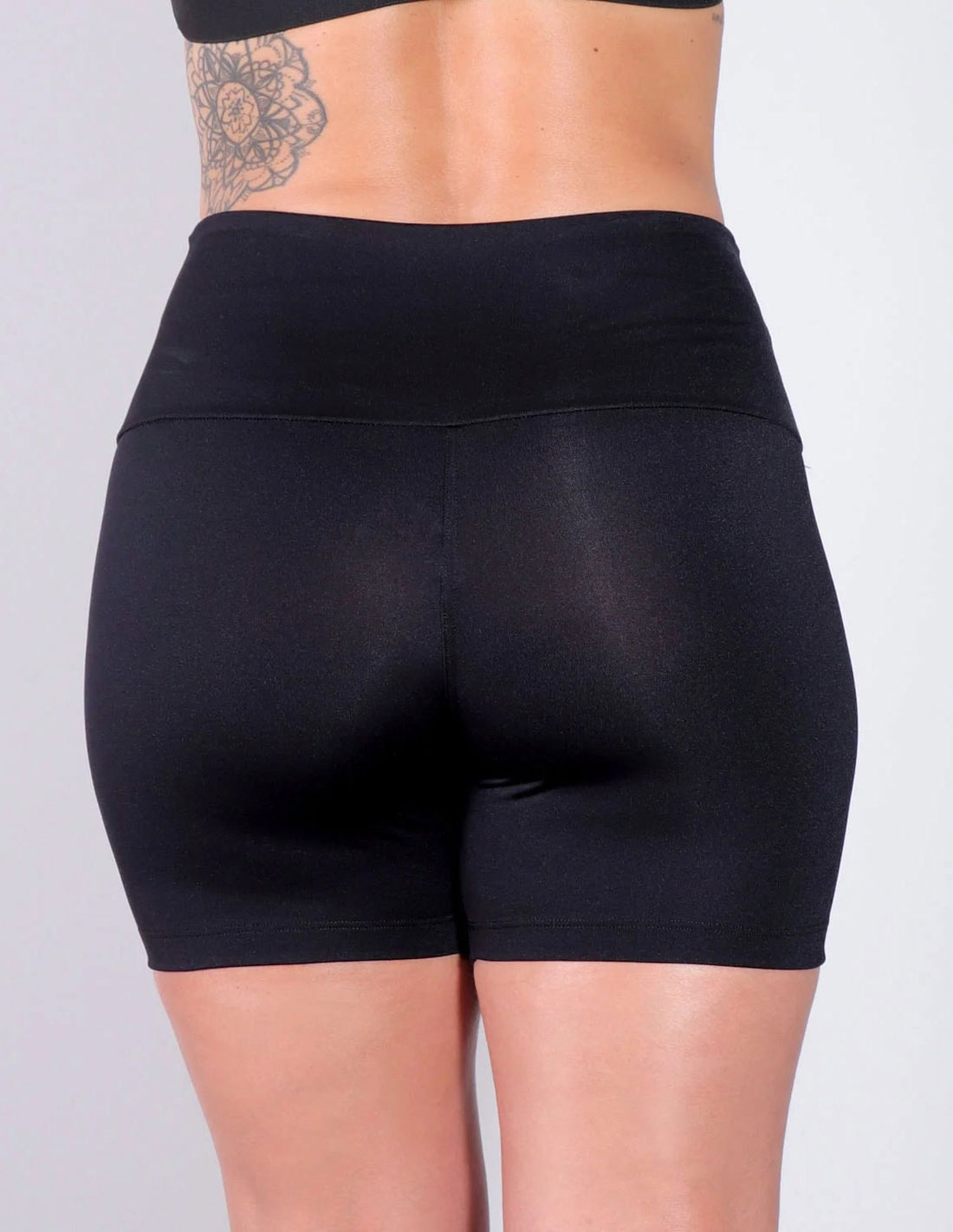 Shortinho Fitness Preto com Recortes Laranja Neon | Ref: 4.4.4198-0137