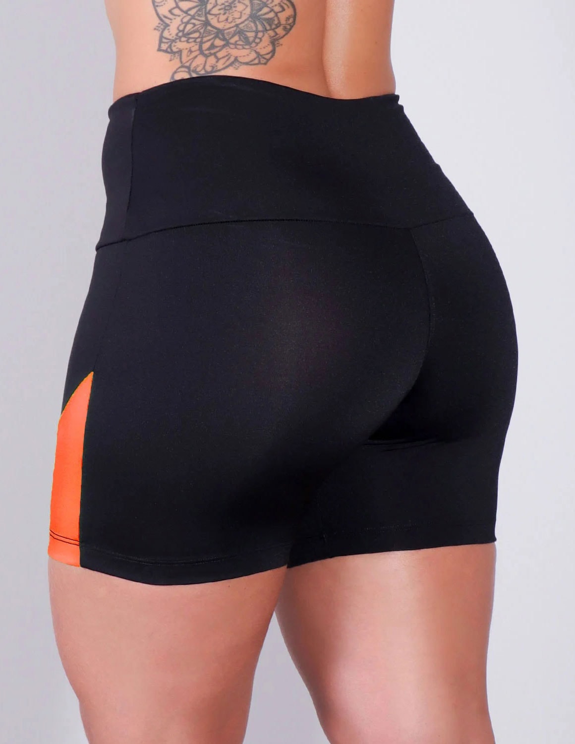 Shortinho Fitness Preto com Recortes Laranja Neon | Ref: 4.4.4198-0137