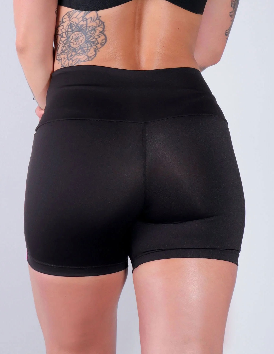 Short Fitness Preto com Recortes de Tela de Poliamida Rosa | Ref: 4.4.4198-0701
