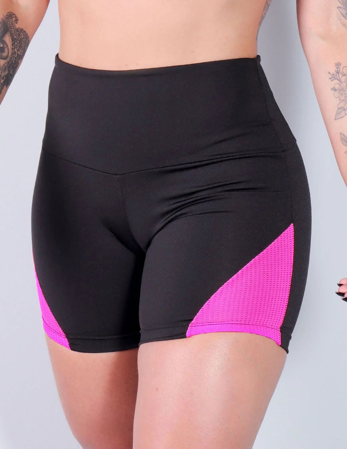 Short Fitness Preto com Recortes de Tela de Poliamida Rosa | Ref: 4.4.4198-0701
