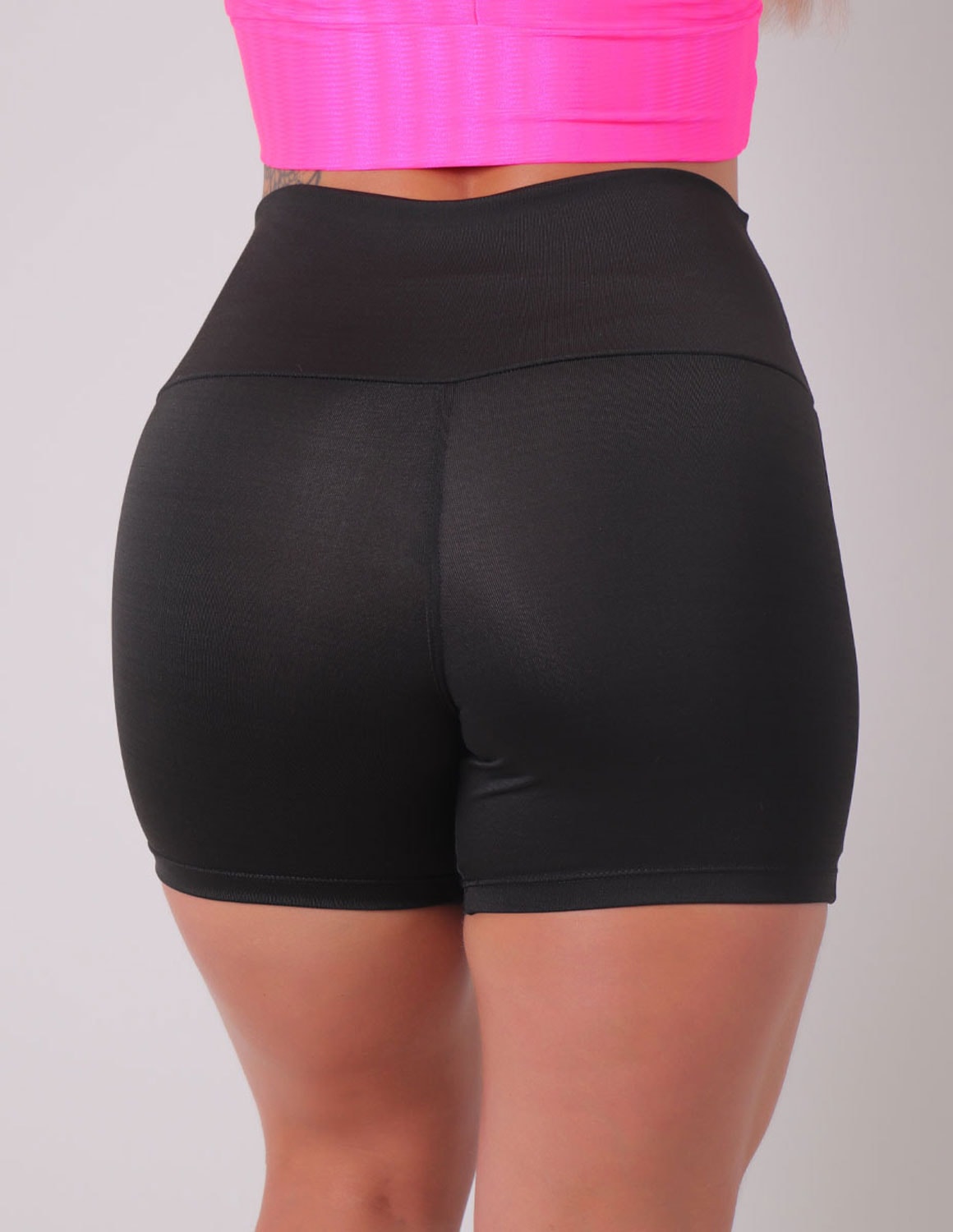 Short Fitness Preto com Recortes Rosa Neon | Ref: 4.4.4198N-0139