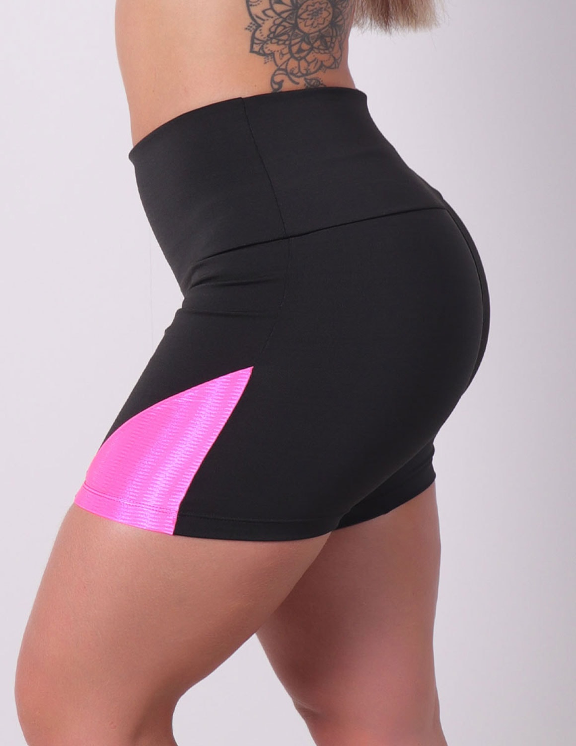 Short Fitness Preto com Recortes Rosa Neon | Ref: 4.4.4198N-0139