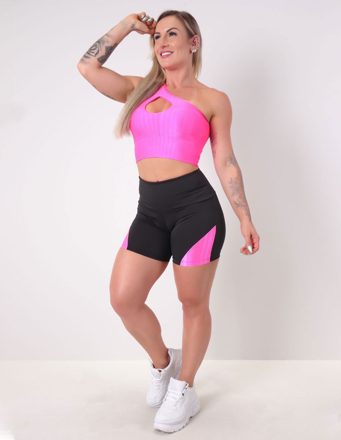 Short Fitness Preto com Recortes Rosa Neon | Ref: 4.4.4198N-0139