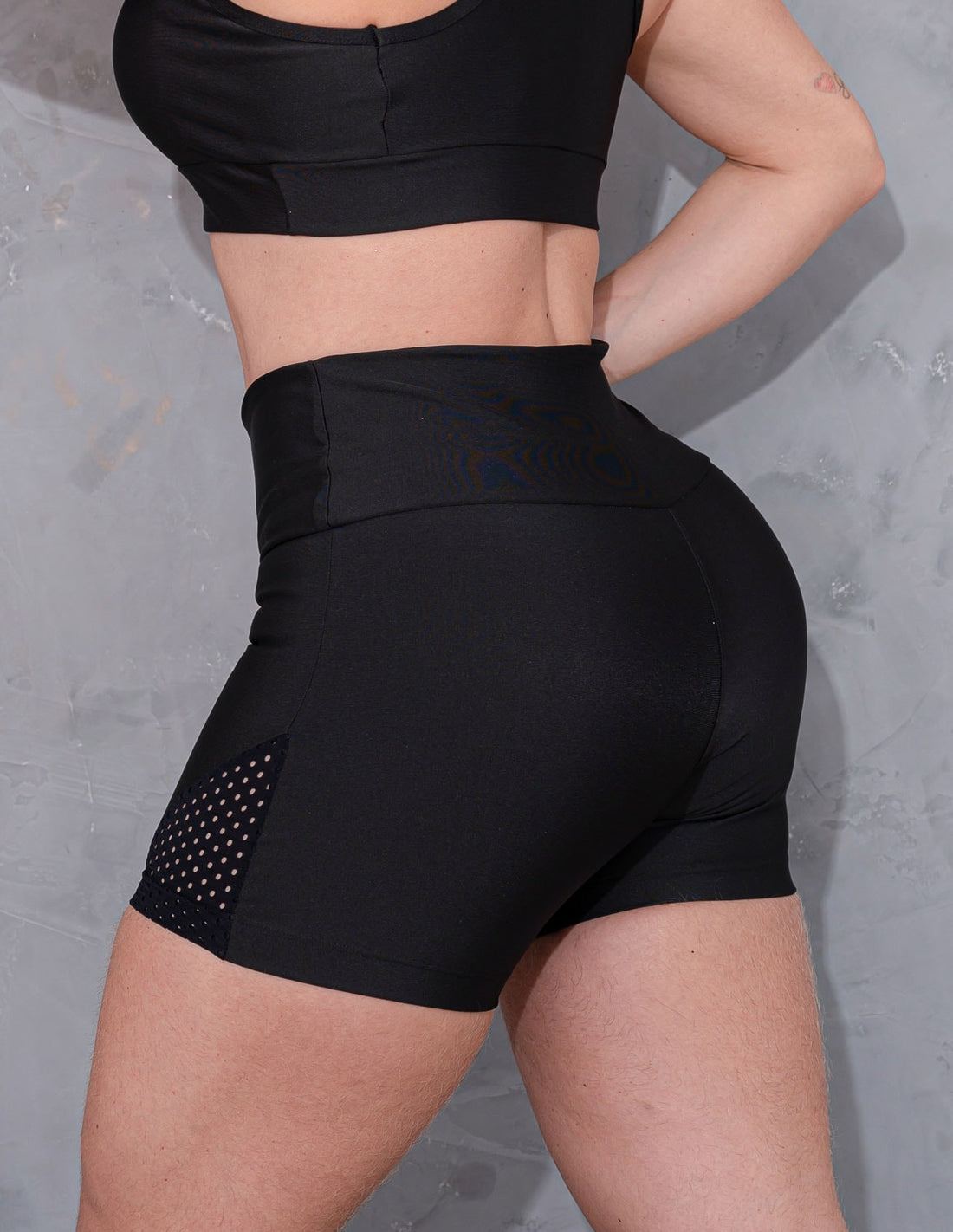 Short Fitness Feminino com Recortes de Tela de Poliamida | Ref: 4.4.4226-01