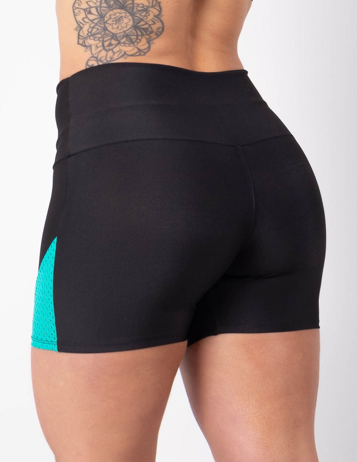 Short Fitness Preto com Recortes de Tela Verde | Ref: 4.4.4226-0105