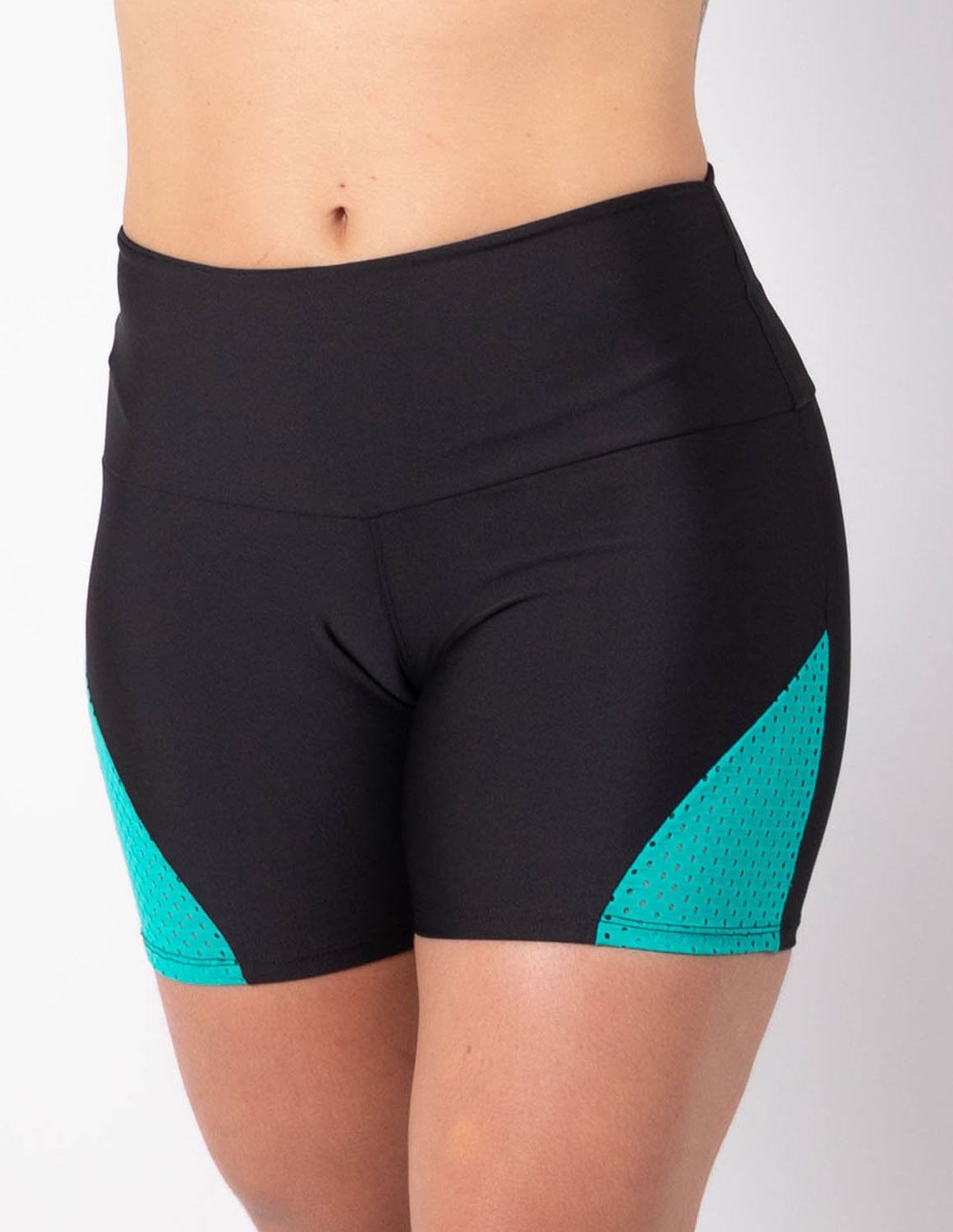 Short Fitness Preto com Recortes de Tela Verde | Ref: 4.4.4226-0105