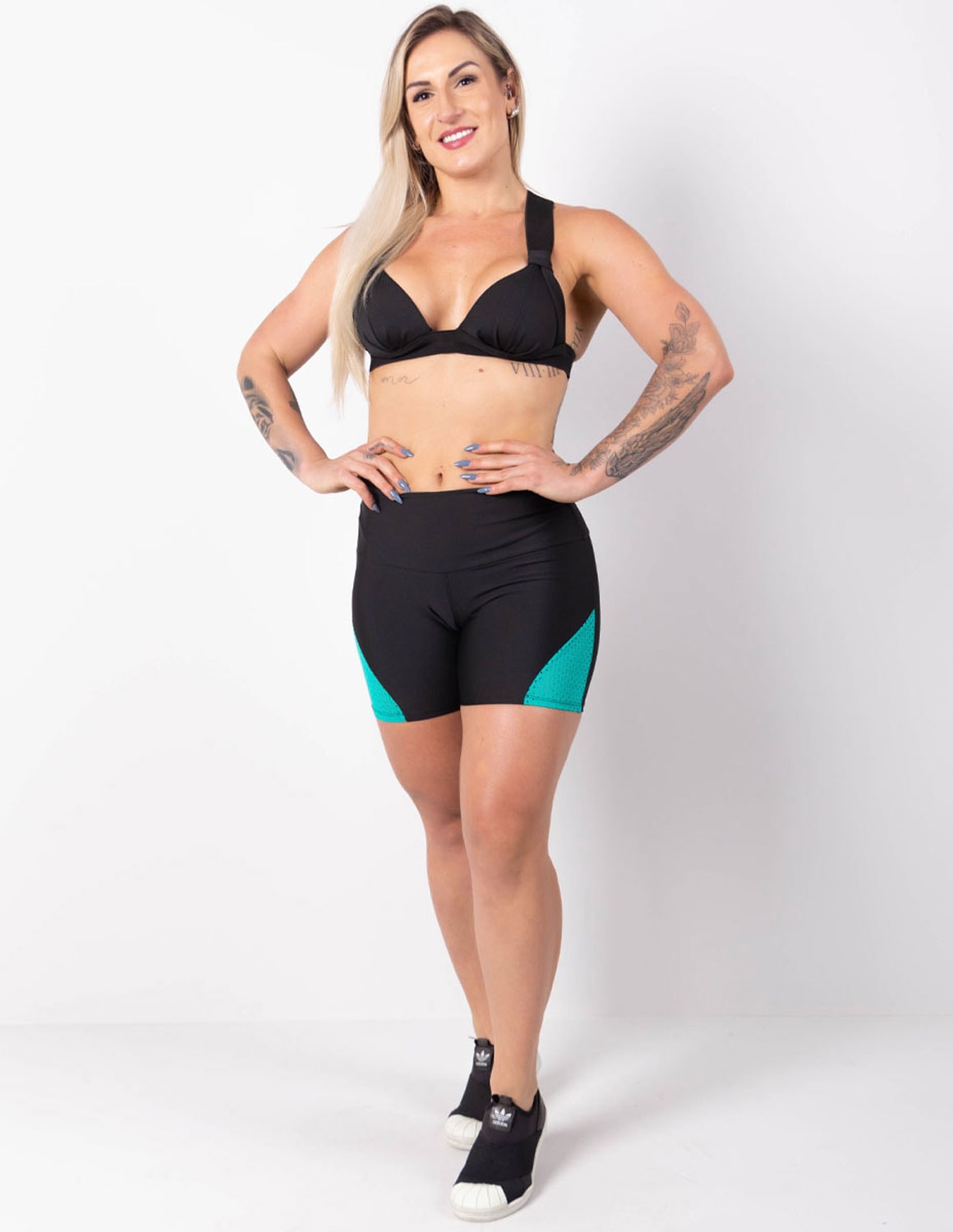 Short Fitness Preto com Recortes de Tela Verde | Ref: 4.4.4226-0105