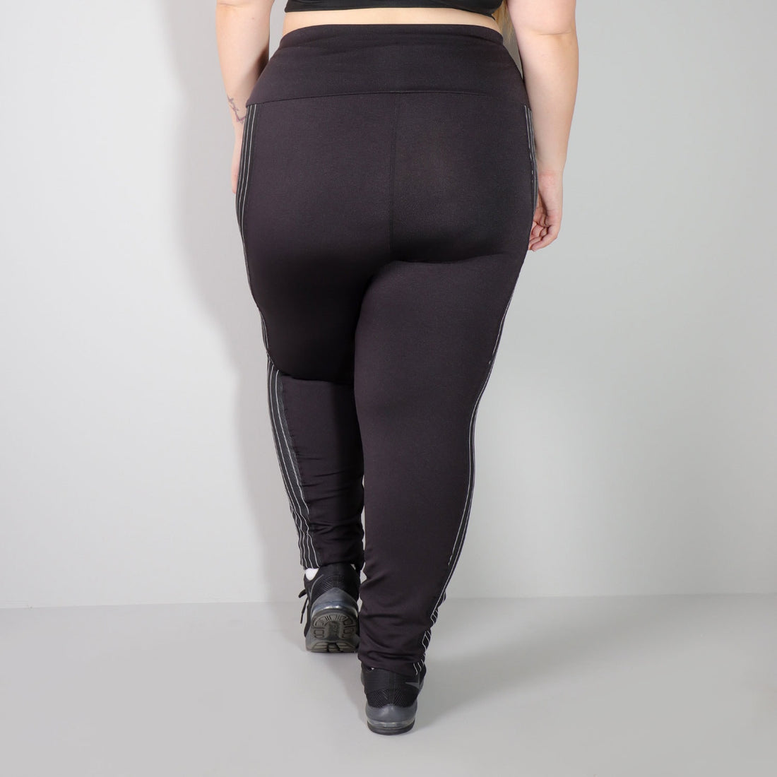 Calça Legging Plus Size Preta com Recortes de Risco de Giz | Ref: 4.4.4286-01
