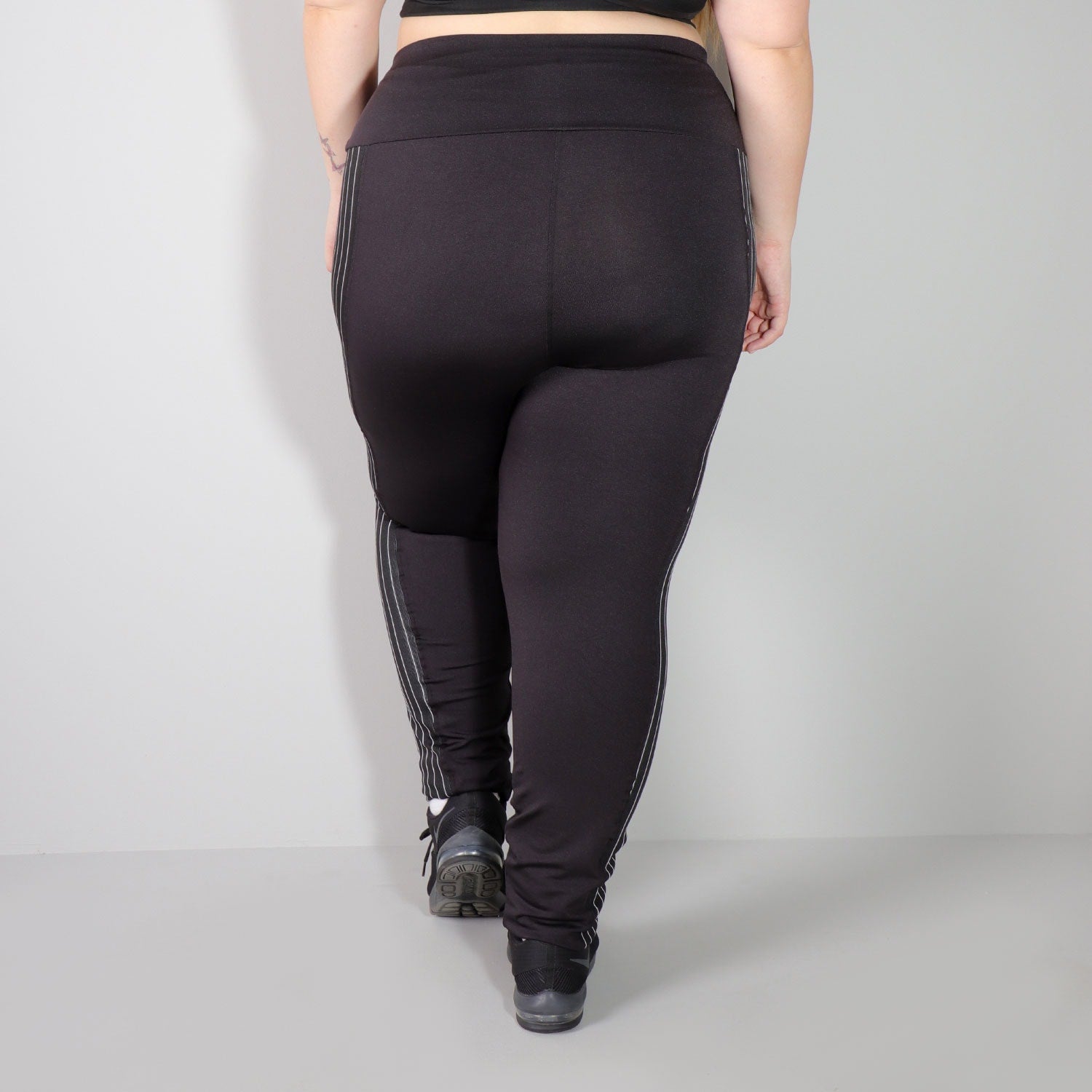 Calça Legging Plus Size Preta com Recortes de Risco de Giz | Ref: 4.4.4286-01