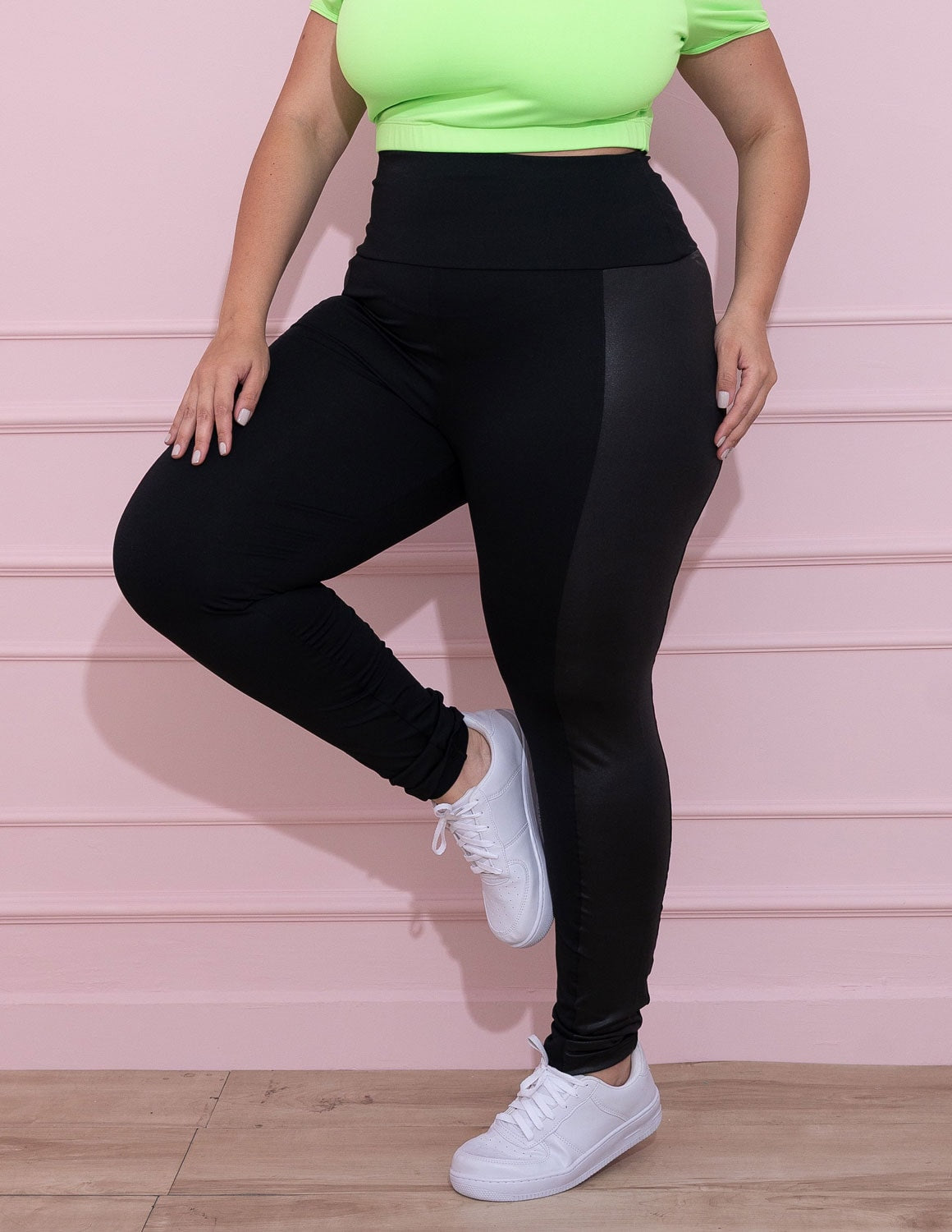 Calça Plus Size Cintura Alta Preta com Recortes Laterais de Cirrê | Ref: 4.4.4290-01