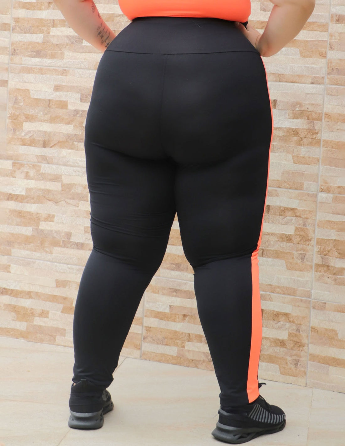 Calça Plus Size Preta com Recortes Laranja Neon | Ref: 4.4.4308-0137