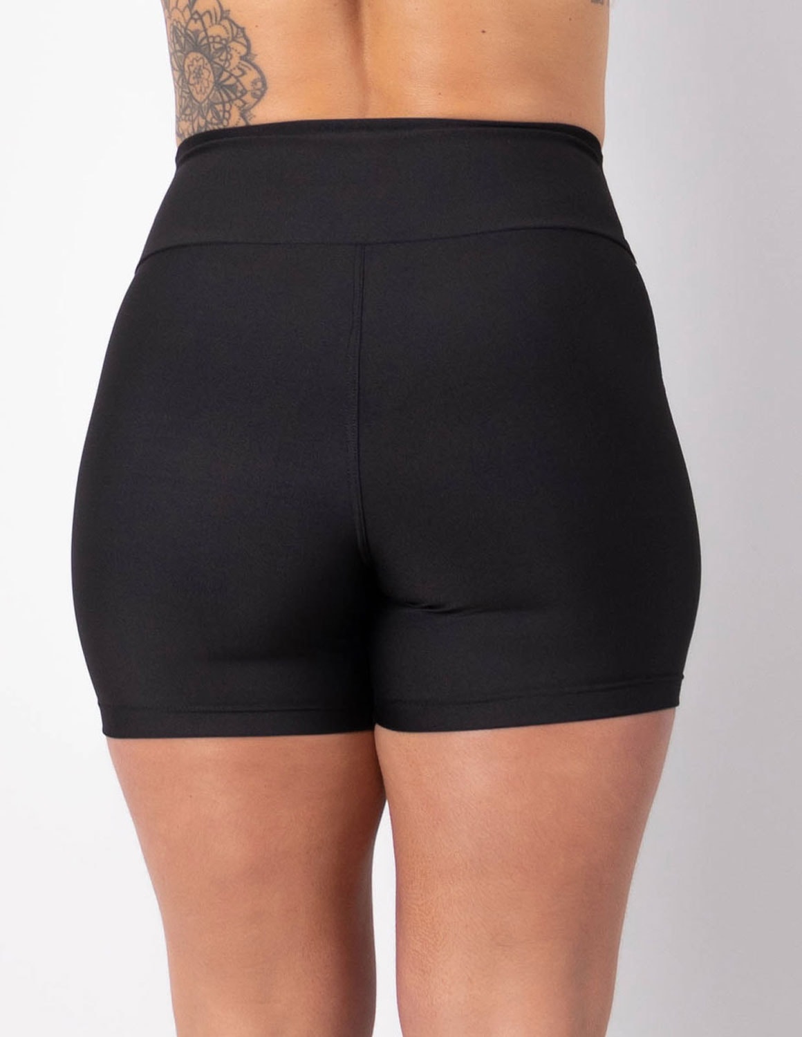 Short Preto com Recortes em Tela Branca nas Laterais | Ref: 4.4.4321-0102TELA