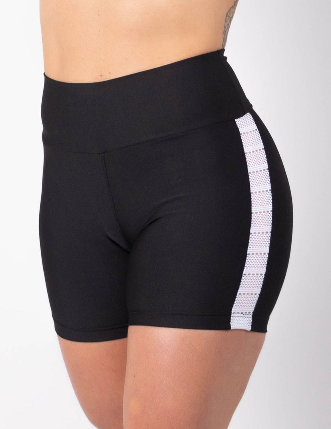 Short Preto com Recortes em Tela Branca nas Laterais | Ref: 4.4.4321-0102TELA