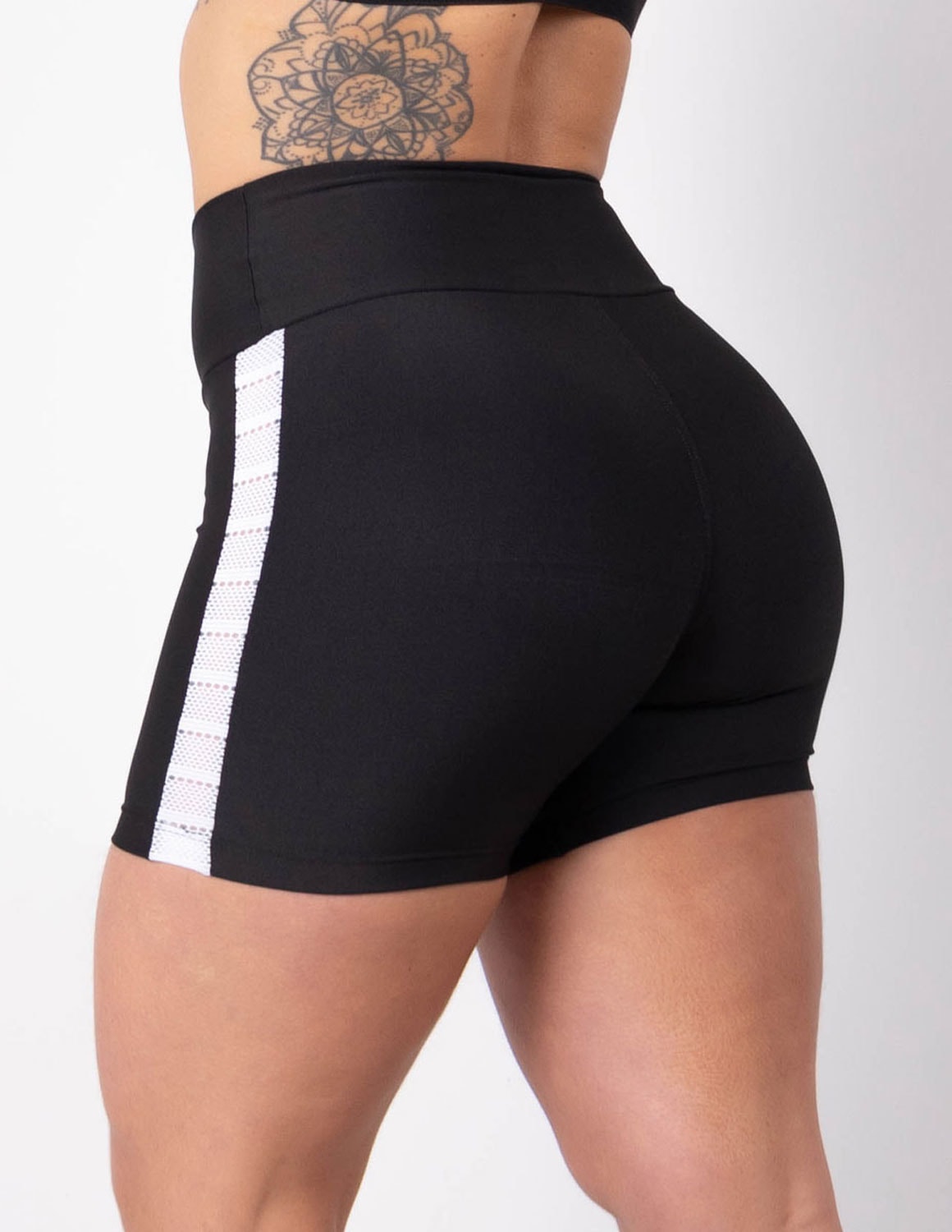 Short Preto com Recortes em Tela Branca nas Laterais | Ref: 4.4.4321-0102TELA