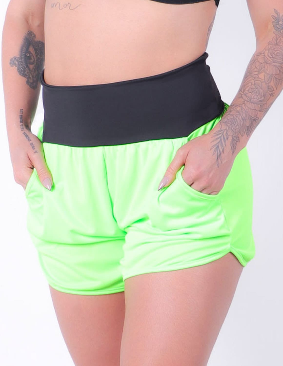 Short Feminino Dry Fit Verde Neon com Bolsos Laterais | Ref: 4.4.4362-32