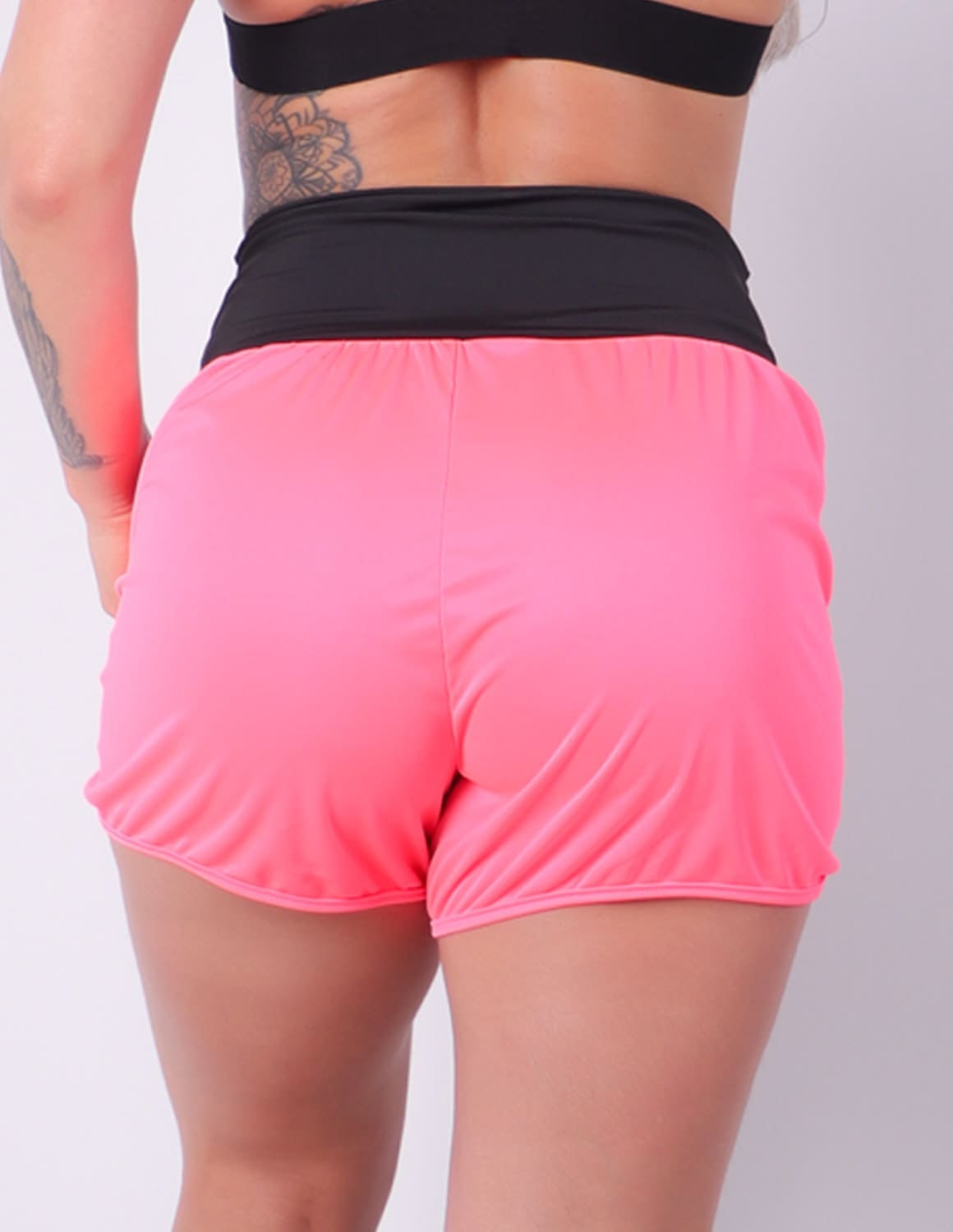 Short Feminino Rosa Neon em Dry Fit com Bolsos Laterais | Ref: 4.4.4362-39