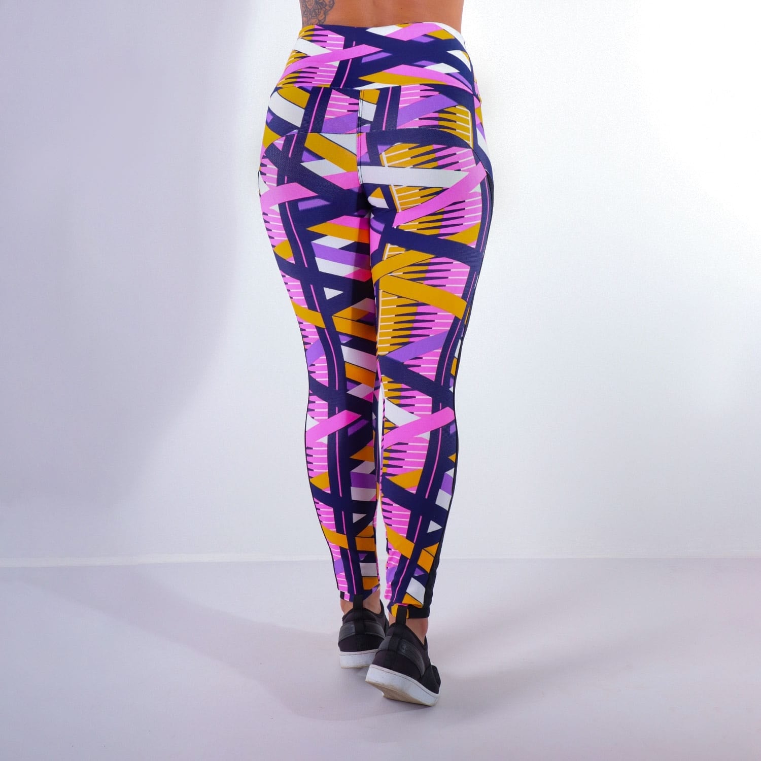 Calça Feminina Fitness Estampada com Recortes de Tela Preta | Ref: 4.4.4369-3189