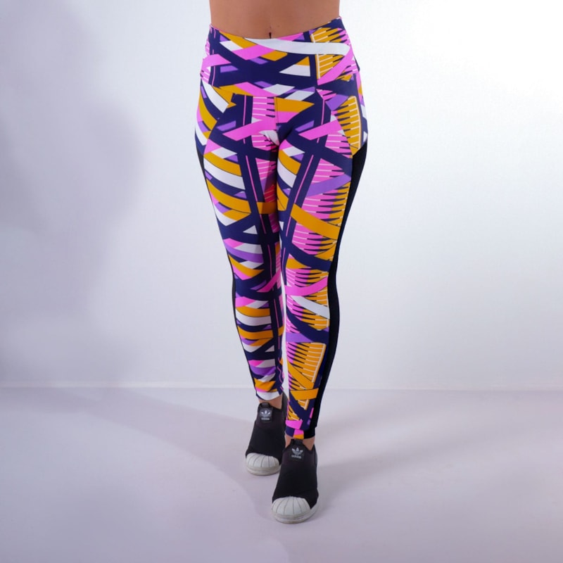 Calça Feminina Fitness Estampada com Recortes de Tela Preta | Ref: 4.4.4369-3189