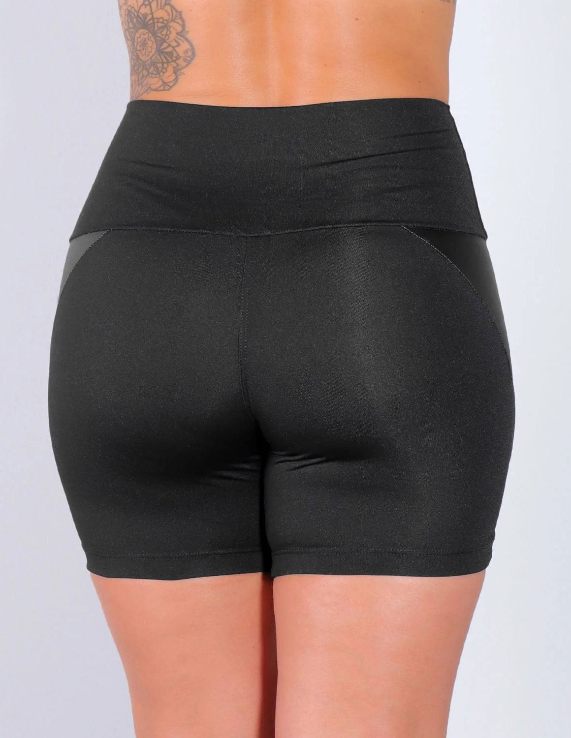 Short Preto com Recortes Laterais de Cirrê | Ref: 4.4.4375-01