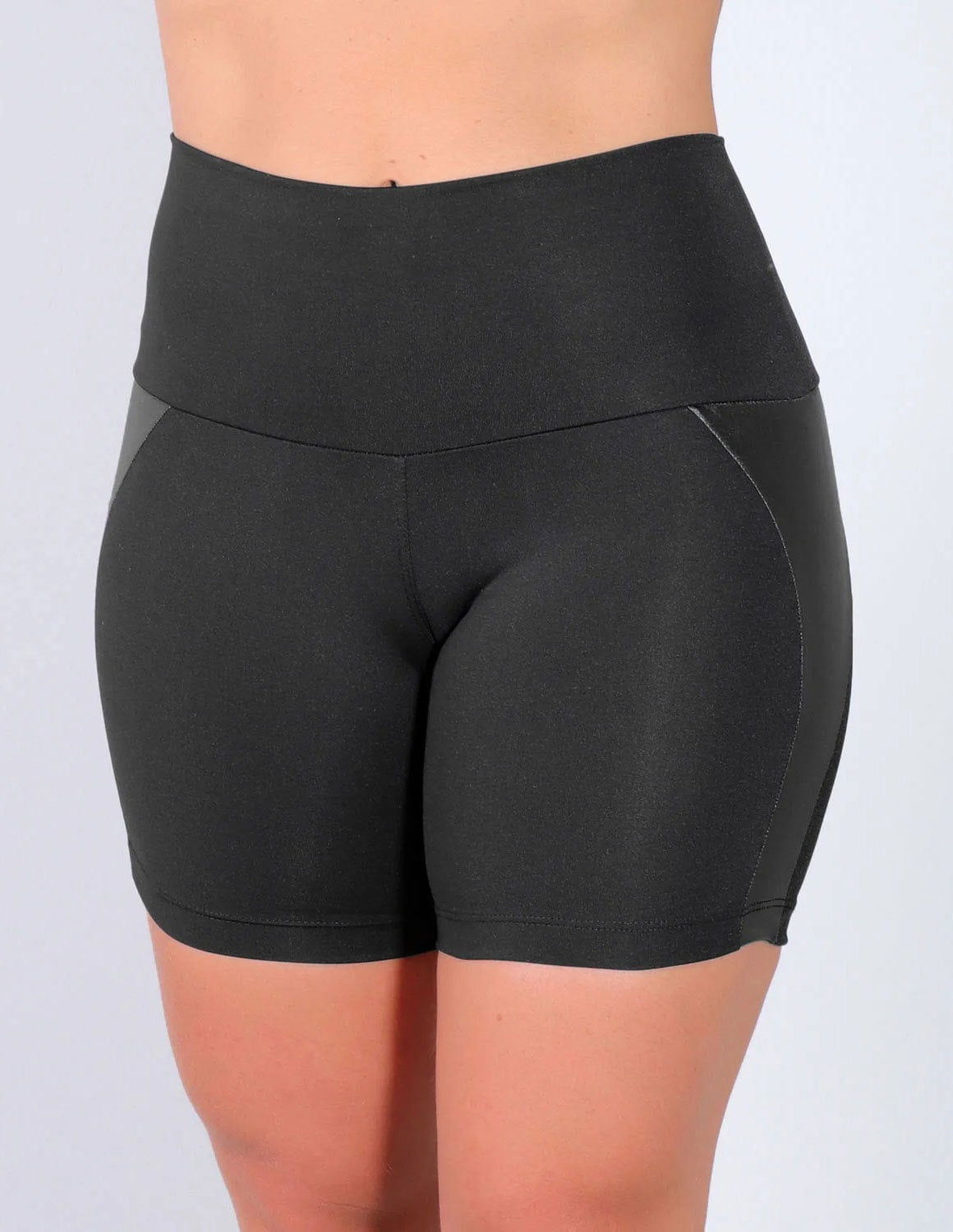 Short Preto com Recortes Laterais de Cirrê | Ref: 4.4.4375-01