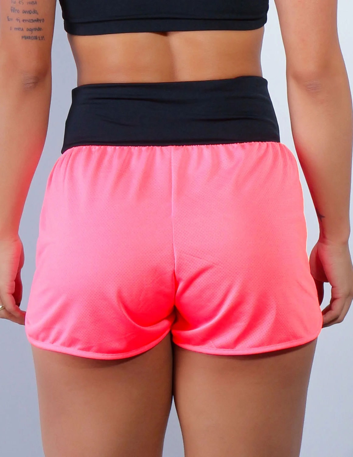 Short Fitness Dry Fit Rosa Neon com Bolsos e Cós Preto | Ref: 4.4.4391-3901