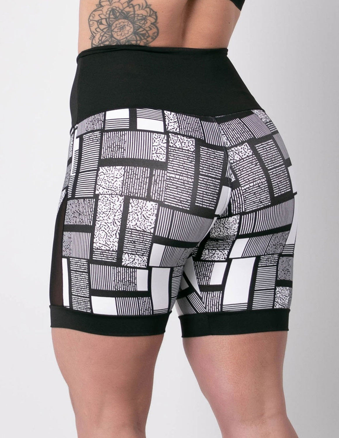 Short Feminino Estampado com Recortes de Tela Preta | Ref: 4.4.4404-3220