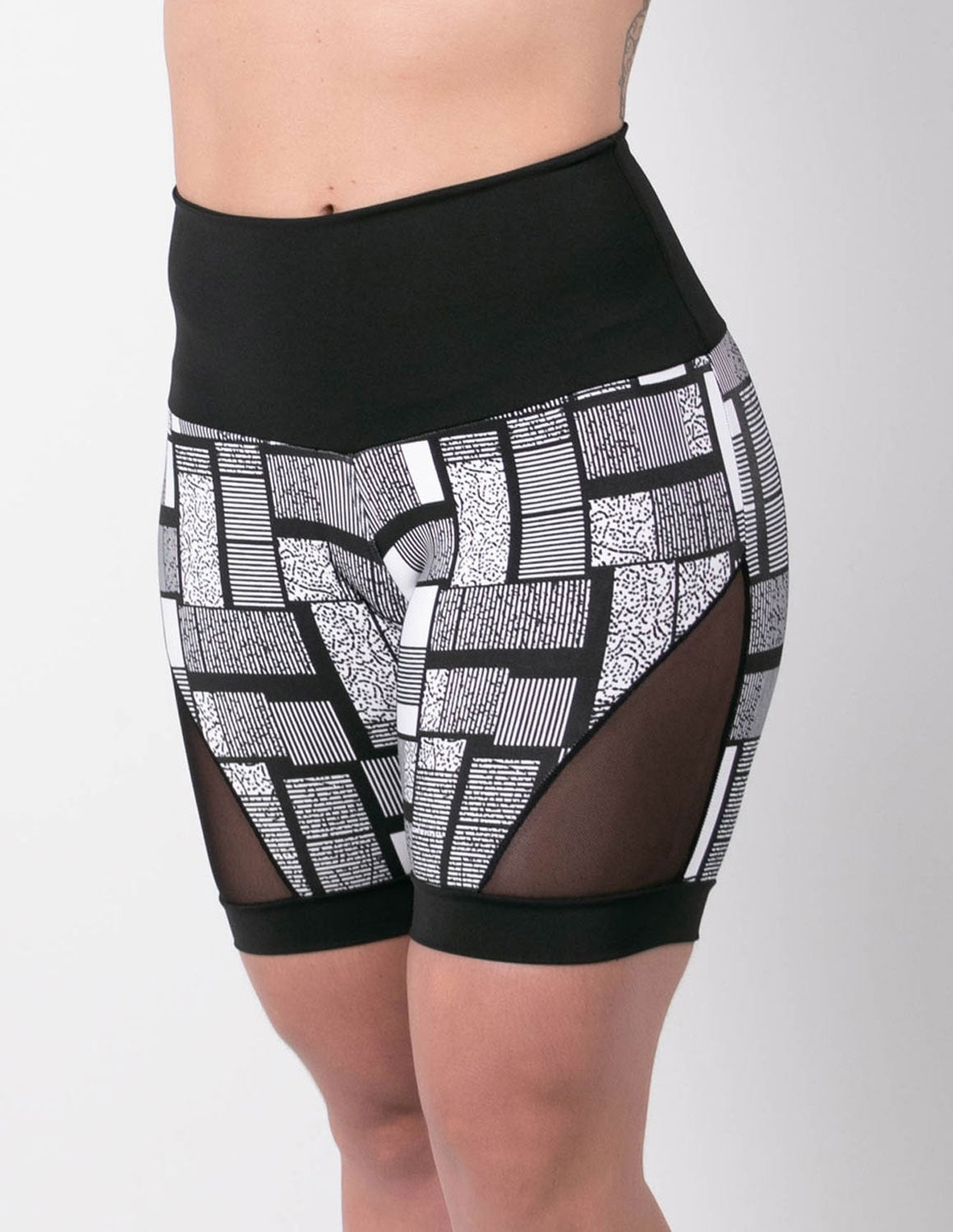Short Feminino Estampado com Recortes de Tela Preta | Ref: 4.4.4404-3220
